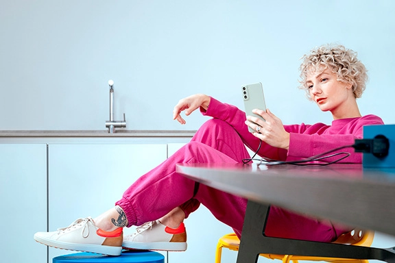 De mobiele telefoon wordt opgeladen met een oplaadkabel uit Hama.
