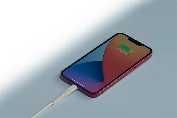 Een mobiele telefoon wordt in de schaduw opgeladen