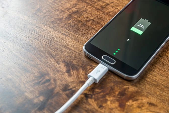 Le téléphone est chargé à 24%.