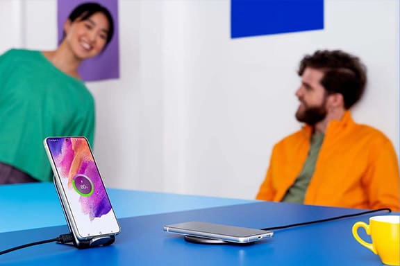 Twee Samsung telefoons opladen met inductieladers