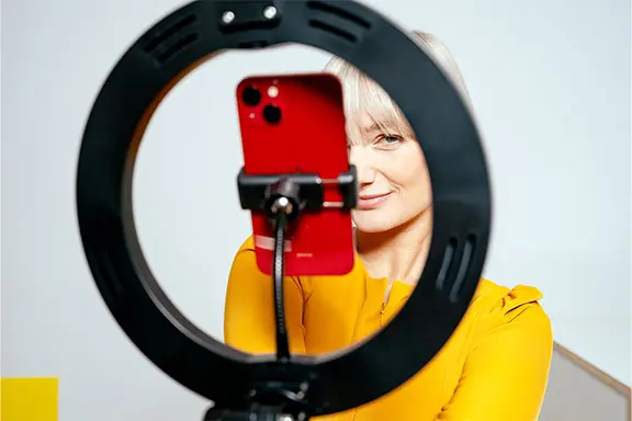 Een persoon gebruikt een ringlicht voor betere selfies.