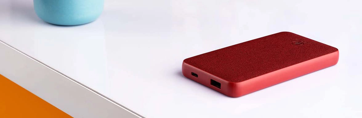 Powerbank ligt op tafel.